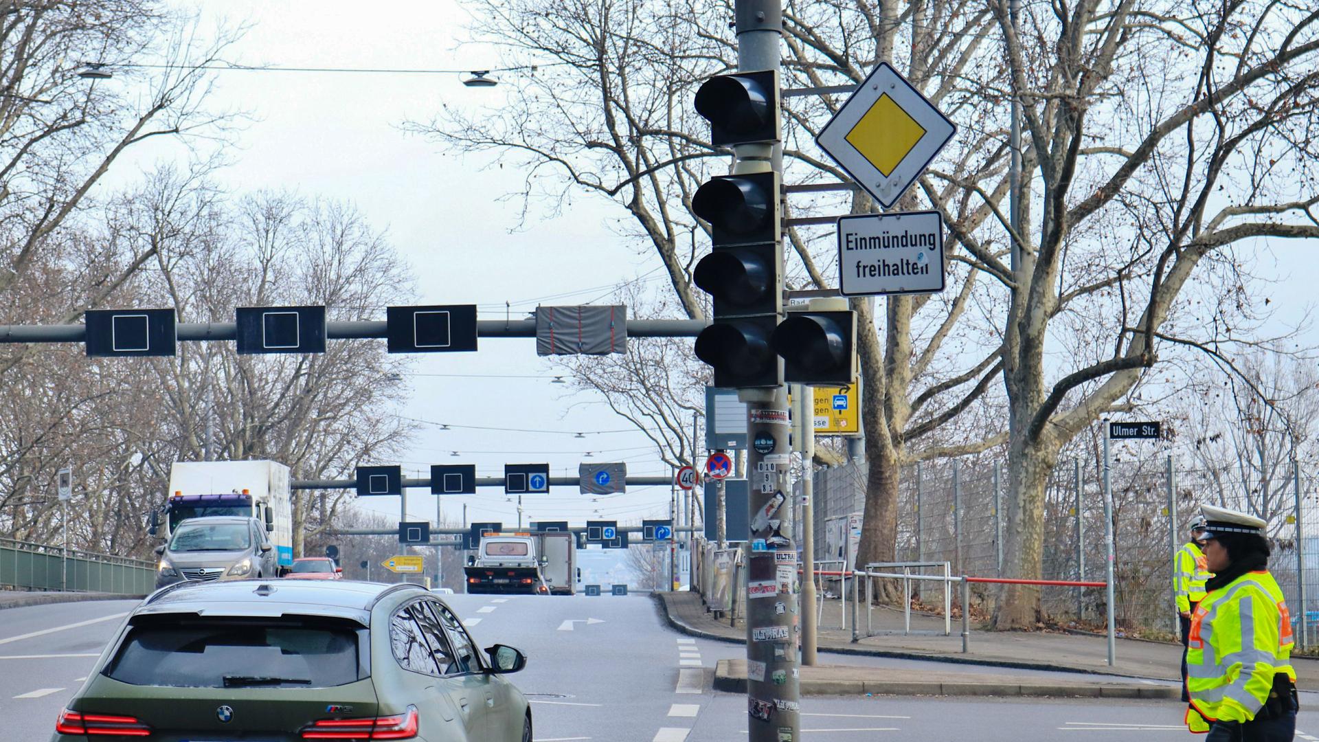 Stuttgart: Verkehrspolizisten regeln am Vormittag den Verkehr an der Kreuzung der Bundesstraße 10, da die Ampelanlage infolge des Stromausfalls weiterhin außer Betrieb ist.