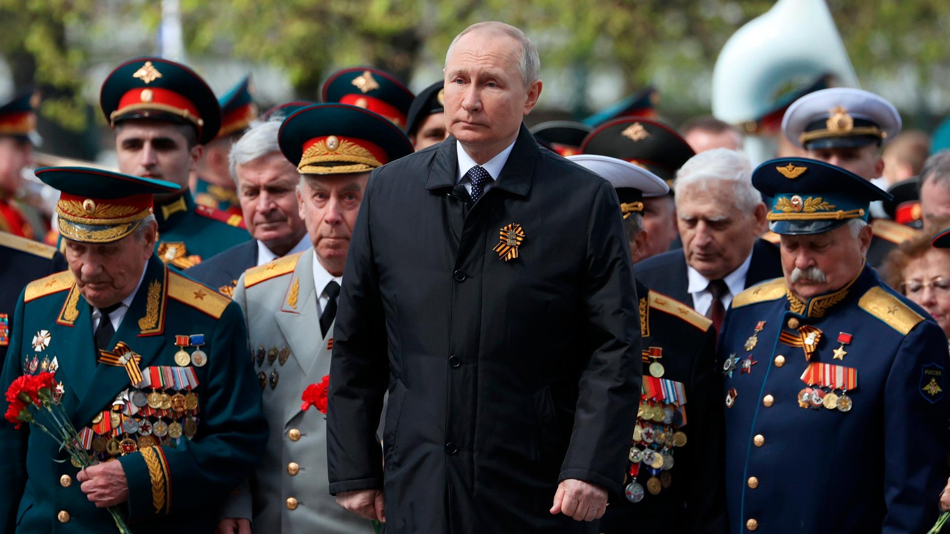 Russlands Präsident Wladimir Putin am 9. Mai in Moskau inmitten von Militärangehörigen. 