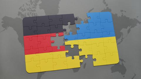 Ein Puzzle aus den Flaggen von Deutschland und der Ukraine