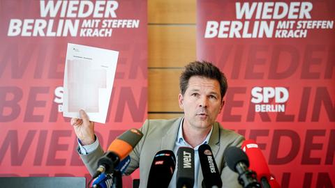 Steffen Krach gibt nach Bekanntwerden von Ermittlungen eine Pressekonferenz in der Berliner SPD-Zentrale, dem Kurt-Schumacher-Haus, zu den Vorwürfen. Dabei zeigt Krach den Kontoauszug für die Rückerstattung einer Spende.