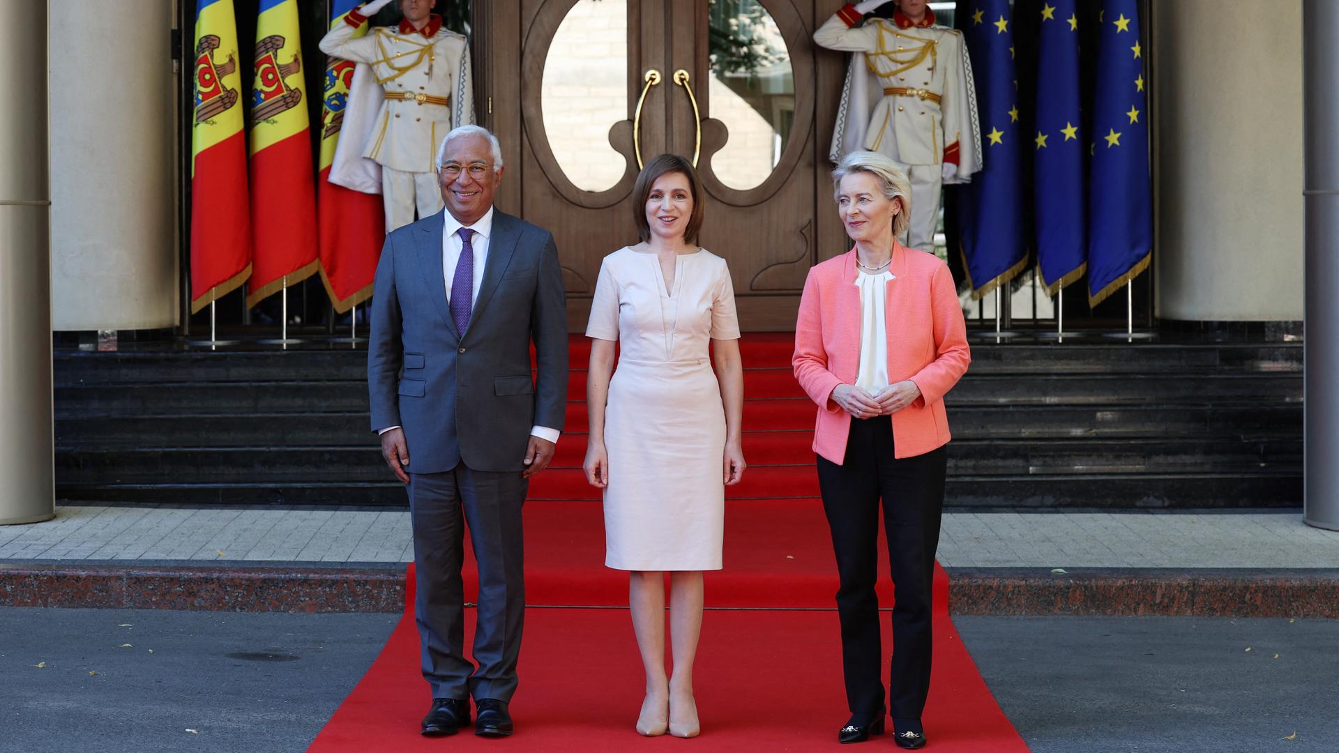 EU-Ratspräsident Antonio Costa, die Präsidentin der Republik Moldau, Maia Sandu und EU-Kommissionspräsidentin Ursula von der Leyen beim gemeinsamen Gipfel in Chisinau. EU-Ratspräsident Antonio Costa, die Präsidentin der Republik Moldau, Maia Sandu und EU-Kommissionspräsidentin Ursula von der Leyen beim gemeinsamen Gipfel in Chisinau.