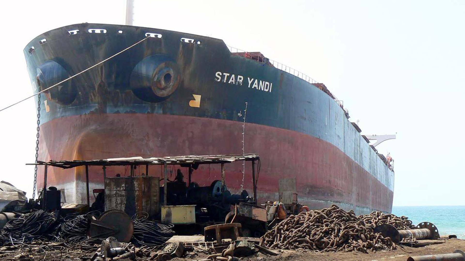Das Foto zeigt das Schiffswrack STAR YAND in der Abwrackwerft in Giddani in Pakistan.