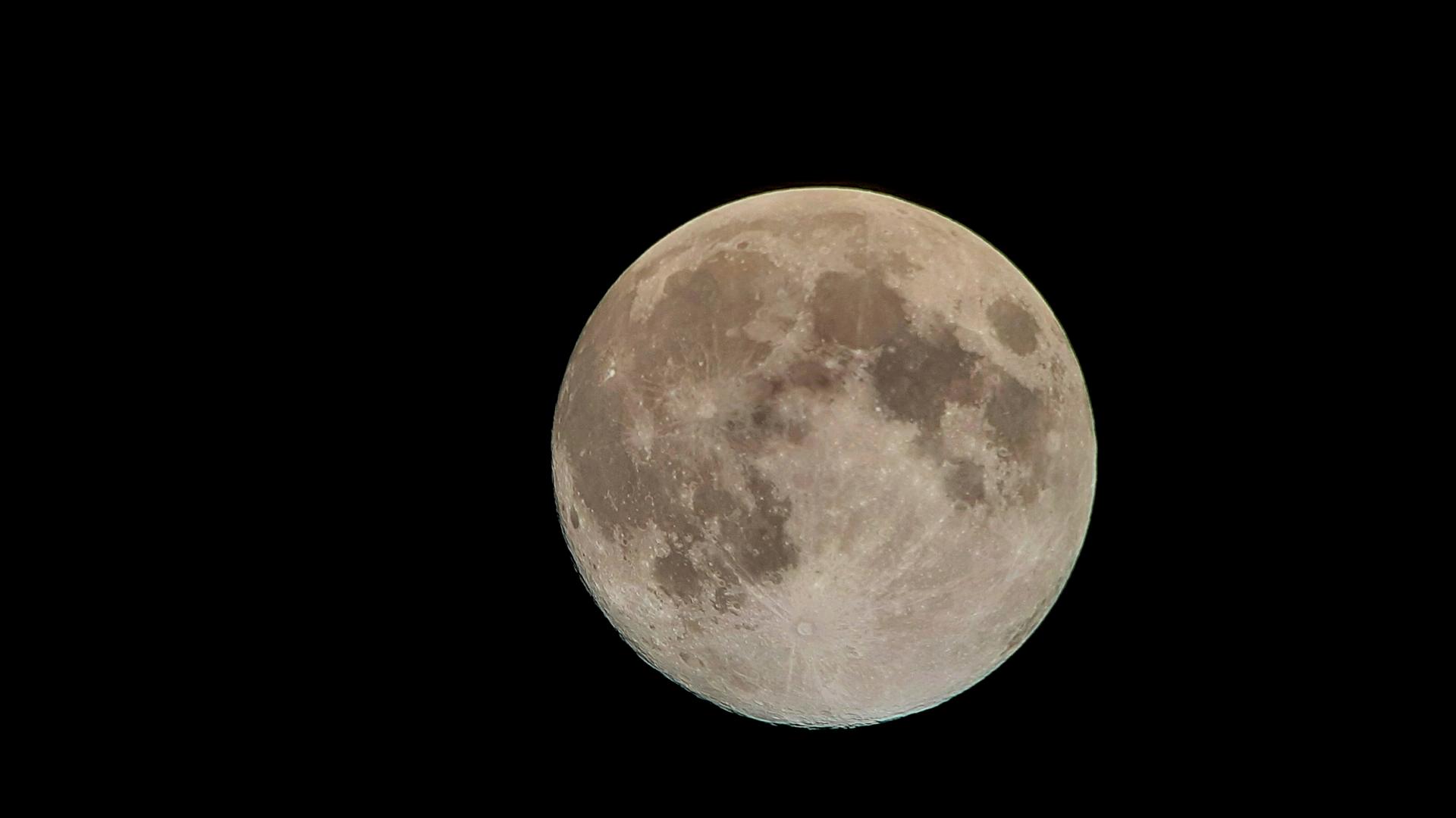 Nicht nur in Wanne-Eickel: Heute verzaubert der tief stehende Vollmond die Frühlingsnacht Nicht nur in Wanne-Eickel: Heute verzaubert der tief stehende Vollmond die Frühlingsnacht