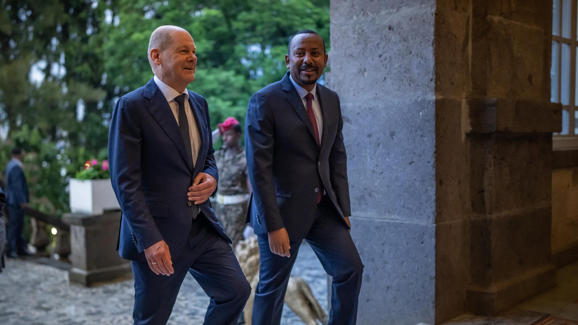 Bundeskanzler Olaf Scholz (SPD), wird von Abiy Ahmed, Ministerpräsident von Ãthiopien im Amtssitz begrüßt. Bundeskanzler Olaf Scholz (SPD), wird von Abiy Ahmed, Ministerpräsident von Ãthiopien im Amtssitz begrüßt.