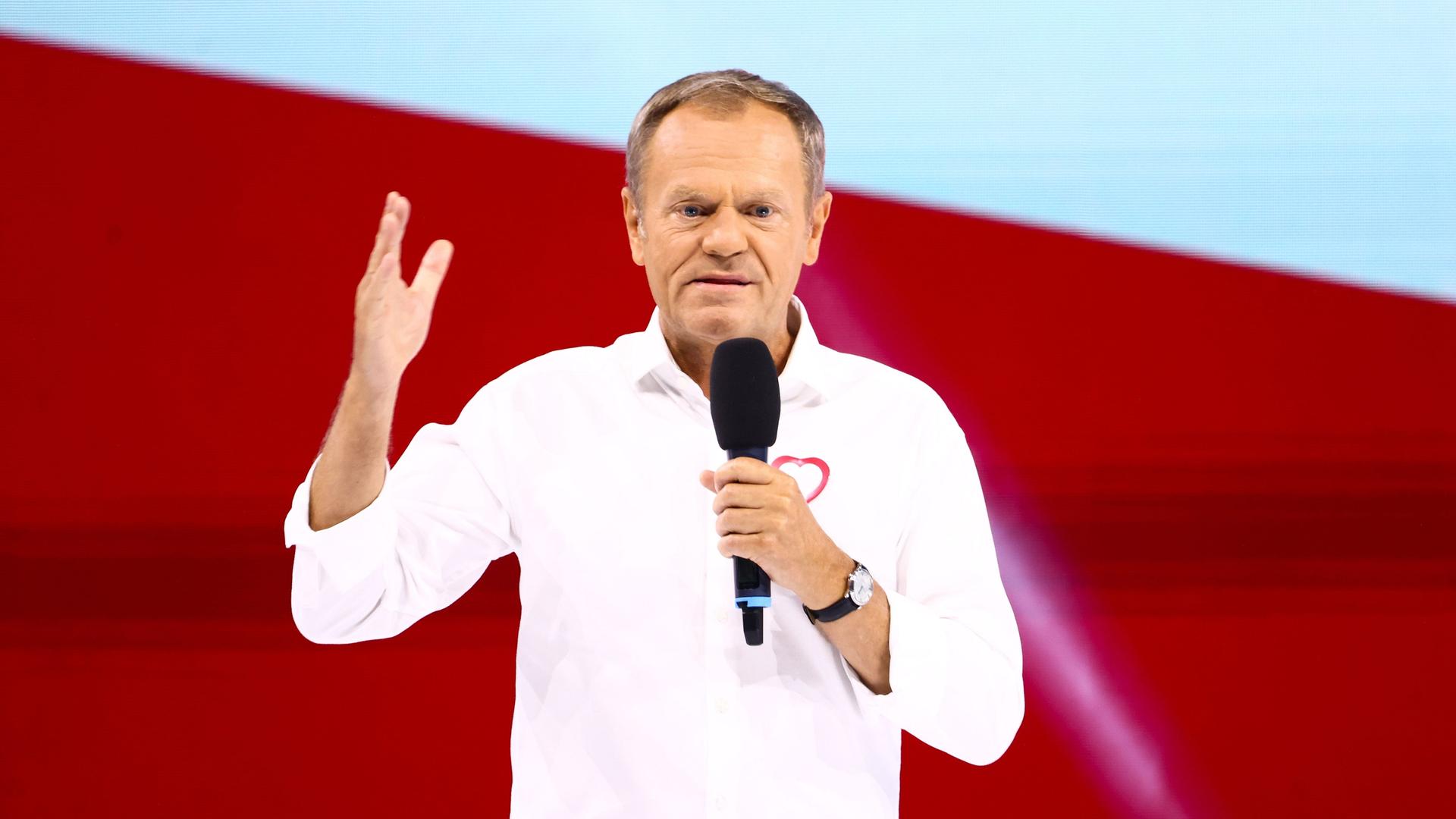 Polen, Tarnow: Der Politiker Donald Tusk, (PO), spricht in der Jaskolka-Arena.
