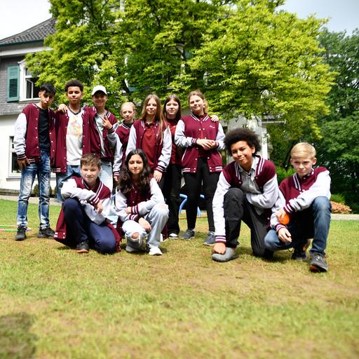 Eine Gruppe Kinder vor dem Internat Villa Wewersbusch in Velbert 