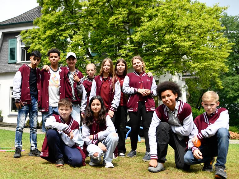 Eine Gruppe Kinder vor dem Internat Villa Wewersbusch in Velbert 