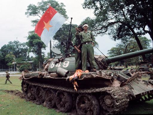 Ein Soldat der Nordvietnamesen schwenkt auf einem Panzer in Saigon am 30. April 1975 eine nordvietnamesische Flagge.