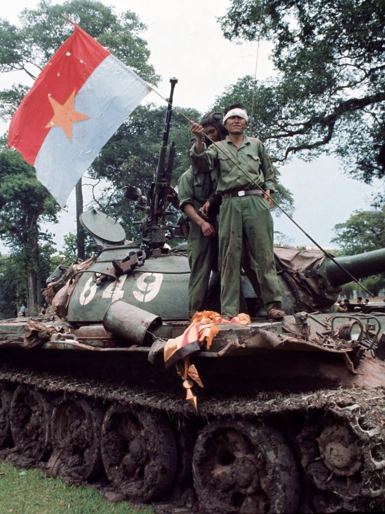Ein Soldat der Nordvietnamesen schwenkt auf einem Panzer in Saigon am 30. April 1975 eine nordvietnamesische Flagge.