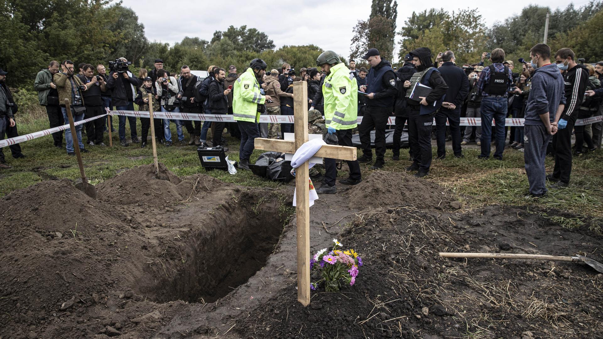 Die ukrainische Polizei exhumiert in der Region Charkiw die Leichen von zwei Menschen, de von russischen Soldaten ermordet sein sollen 