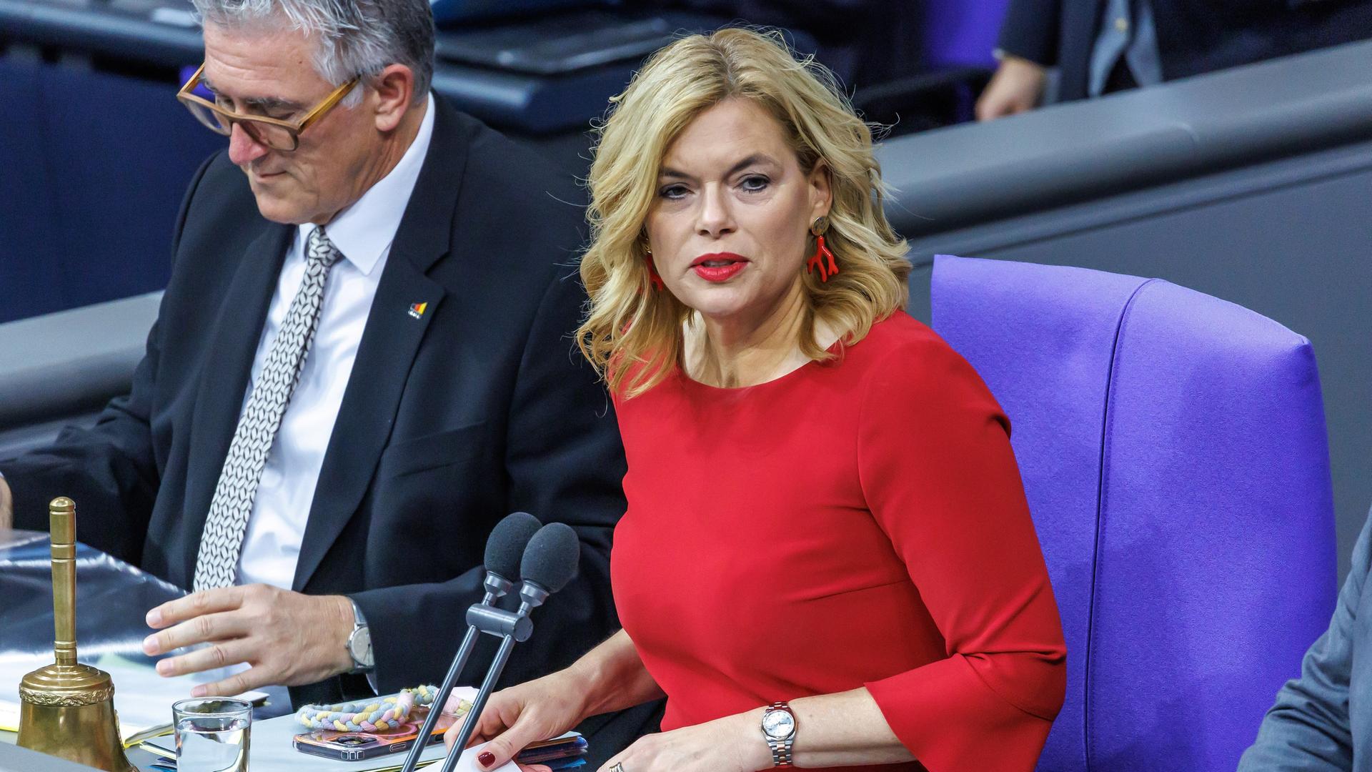 Bundestagspräsidentin Julia Klöckner bei der Plenarsitzung im Deutschen Bundestag in Berlin. Bundestagspräsidentin Julia Klöckner bei der Plenarsitzung im Deutschen Bundestag in Berlin.