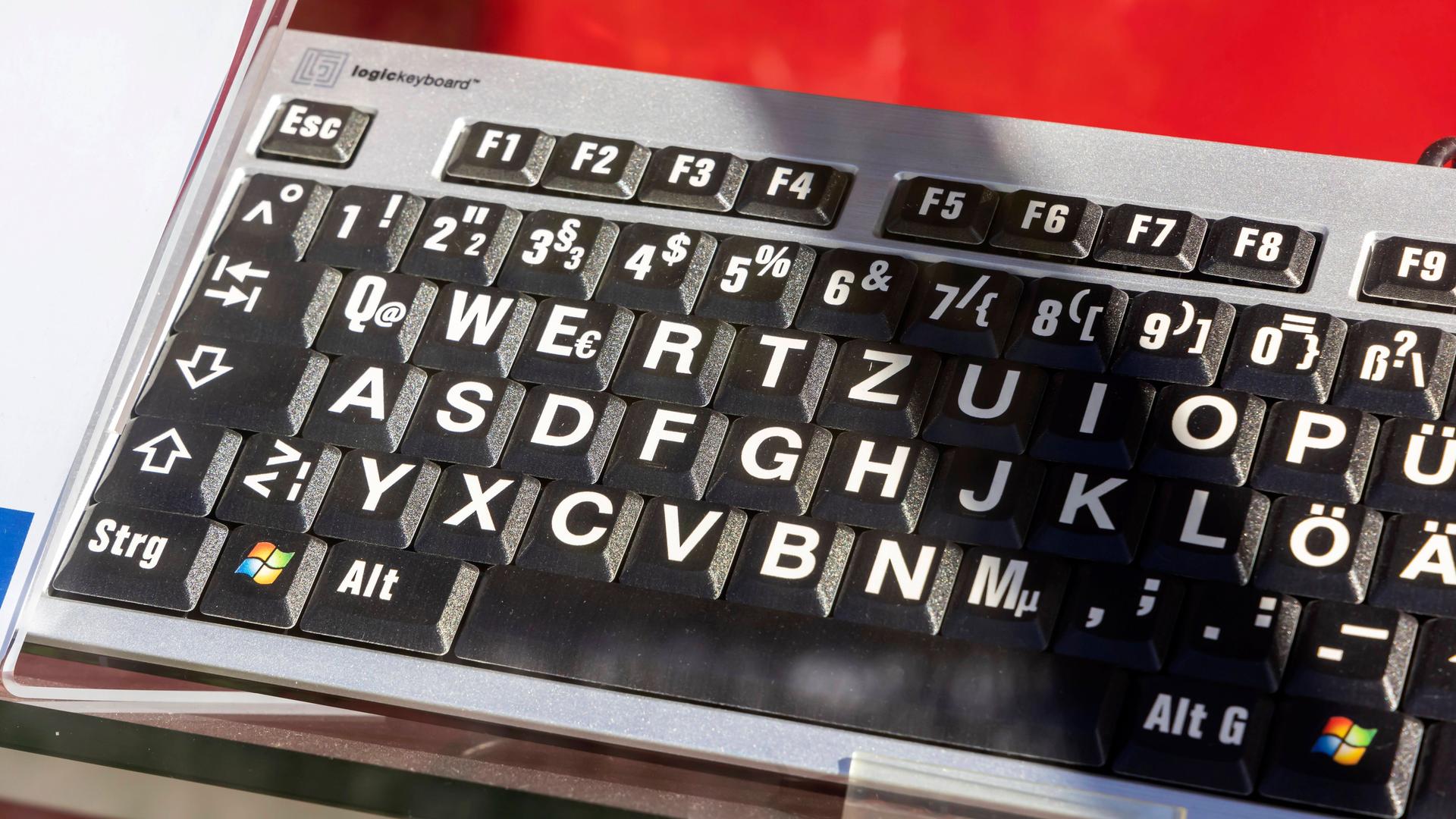 Das Foto zeigt eine Tastatur mit besonders großen Buchstaben.