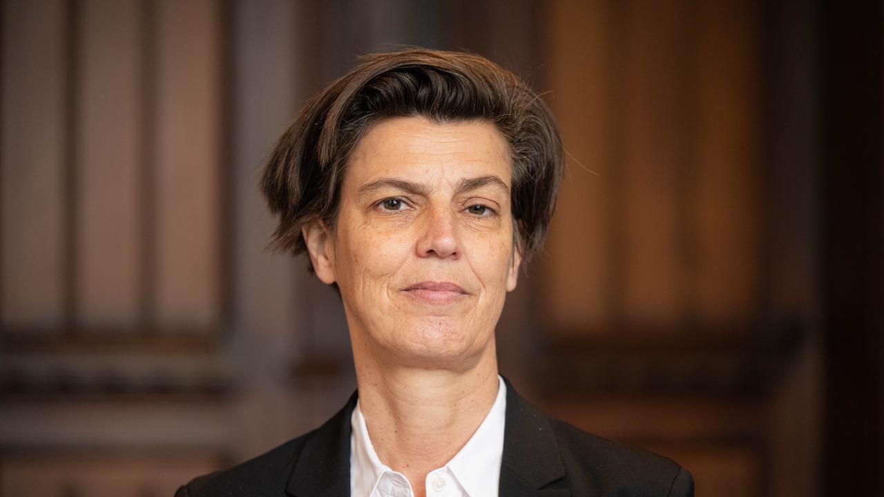 Carolin Emcke, deutsche Autorin und Publizistin, die von der Stadt Oldenburg mit dem Carl-von- Ossietzky-Preis für Zeitgeschichte und Politik gewürdigt wurde, steht für ein Porträt vor der Kamera. Carolin Emcke, deutsche Autorin und Publizistin, die von der Stadt Oldenburg mit dem Carl-von- Ossietzky-Preis für Zeitgeschichte und Politik gewürdigt wurde, steht für ein Porträt vor der Kamera.