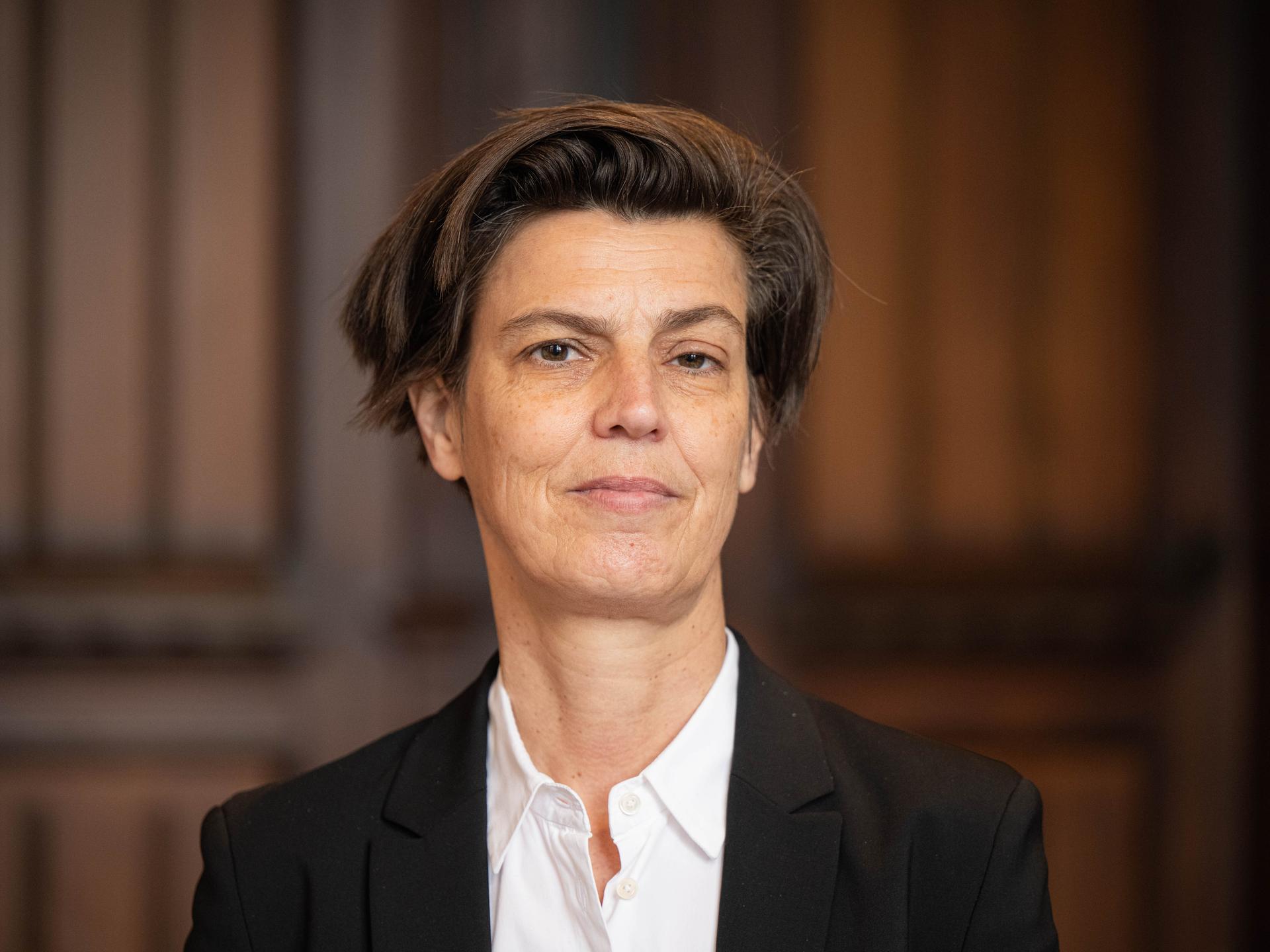 Carolin Emcke, deutsche Autorin und Publizistin, die von der Stadt Oldenburg mit dem Carl-von- Ossietzky-Preis für Zeitgeschichte und Politik gewürdigt wurde, steht für ein Porträt vor der Kamera. Carolin Emcke, deutsche Autorin und Publizistin, die von der Stadt Oldenburg mit dem Carl-von- Ossietzky-Preis für Zeitgeschichte und Politik gewürdigt wurde, steht für ein Porträt vor der Kamera.