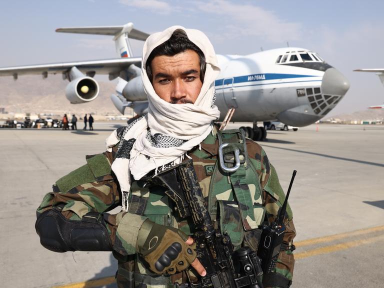 Ein Taliban-Mitglied bewacht den Flughafen Kabul nach dem Truppenabzug der USA.