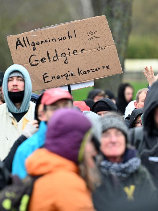 Demonstranten halten ein Schild mit der Aufschrift "Allgemeinwohl vor Geldgier der Energiekonzerne". Die Demonstration von Klimaaktivisten bei Lützerath findet unter dem Motto "Räumung verhindern! Für Klimagerechtigkeit" statt.