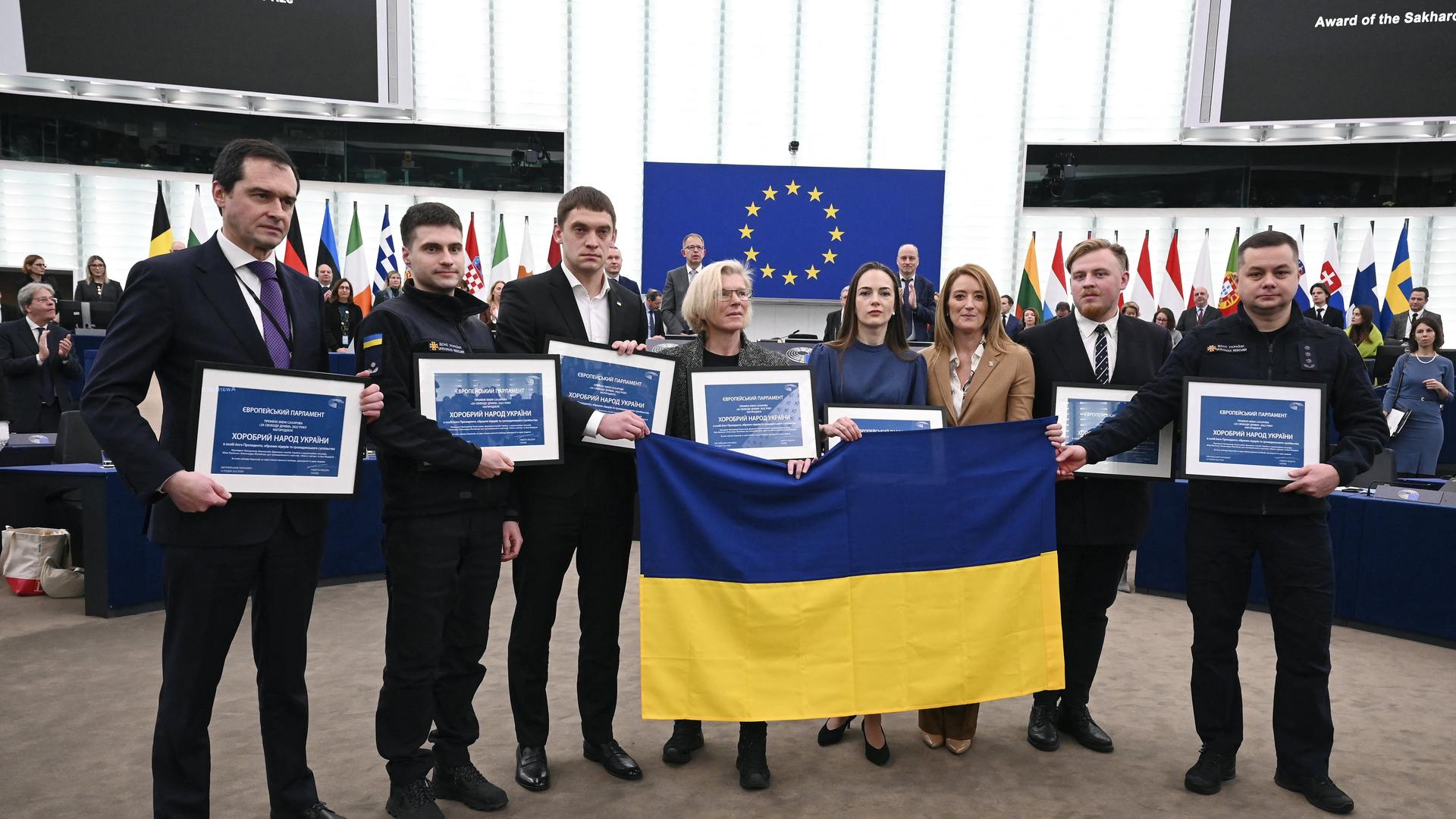 Die Sacharow-Preis-Verleihung im Europäischen Parlament: Einige Vertreter von der Ukraine halten Urkunden in den Händen.