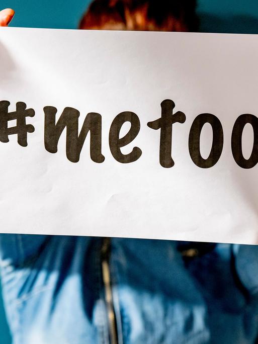Eine Frau hält vor sich ein Schild mit der Aufschrift "#MeToo". Es ist ein Symbolbild für die gleichnamige Kampagne.
