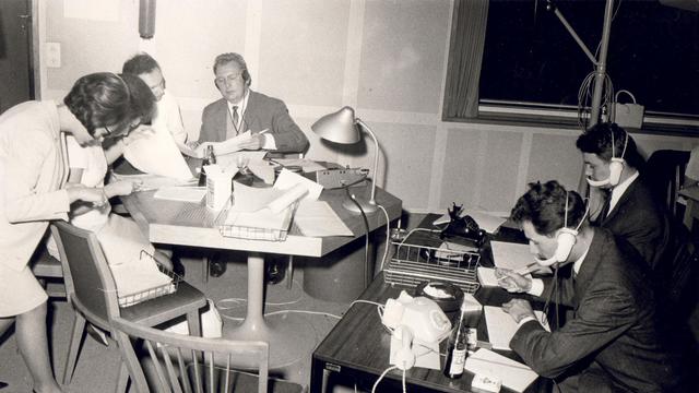Schwarz-Weiß-Aufnahme von ehemaligen Mitarbeiterinnen und Mitarbeitern des Deutschlandfunks in einem Studio im Jahre 1965