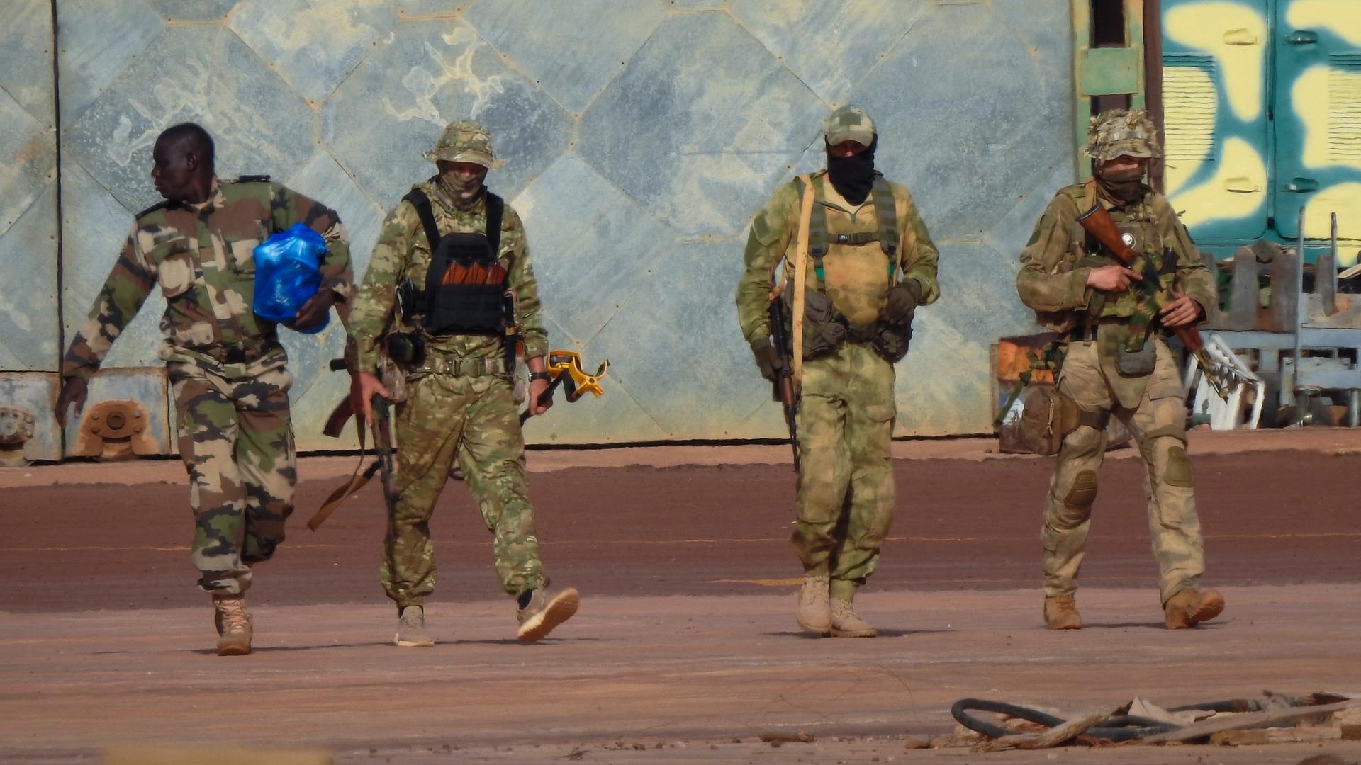 Dieses undatierte Foto zeigt drei maskierte russische Söldner der Wagner Gruppe im Norden Malis. 