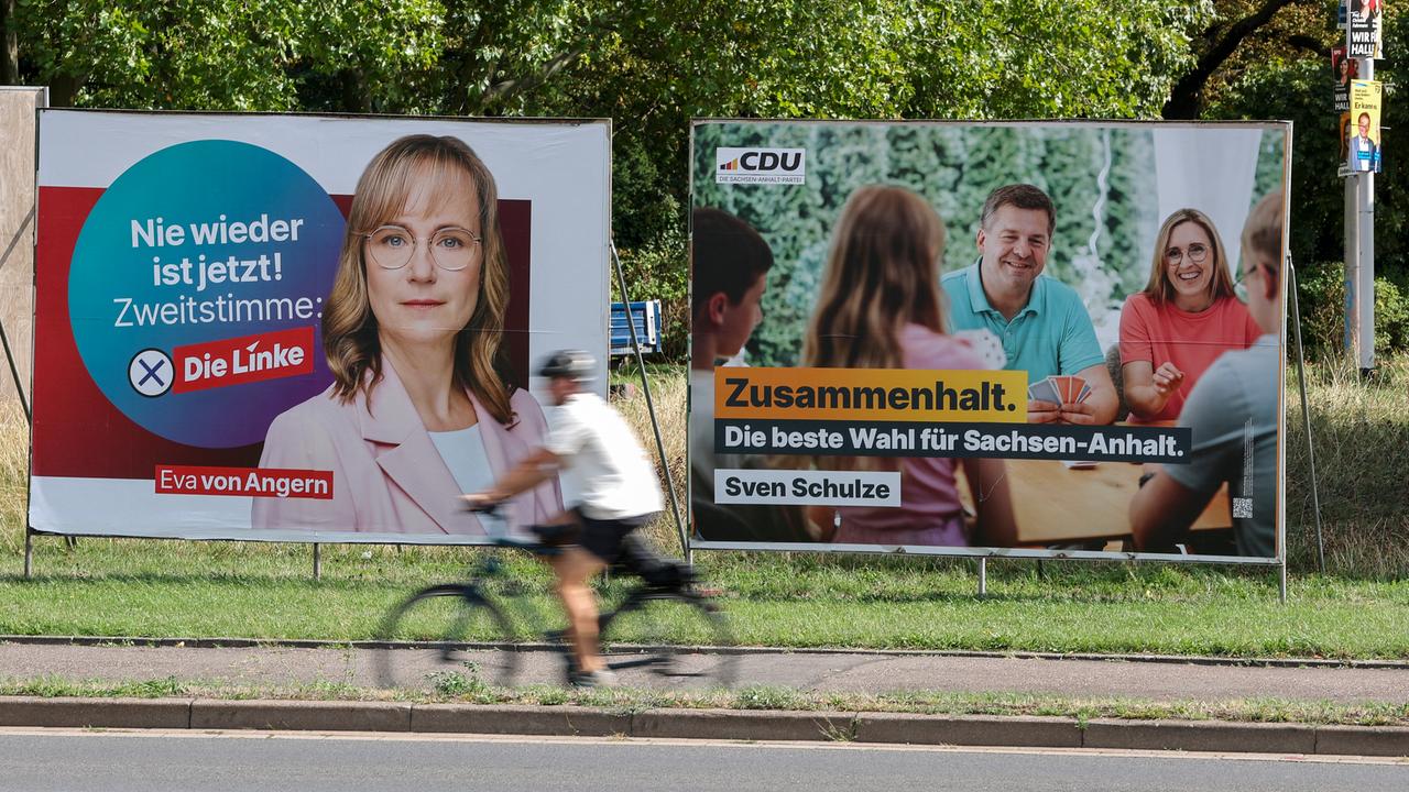 Wahlplakate an einer Straße: Die Linke mit Spitzenkandidatin Eva von Angern und CDU-Ministerpräsident Sven Schulze.
