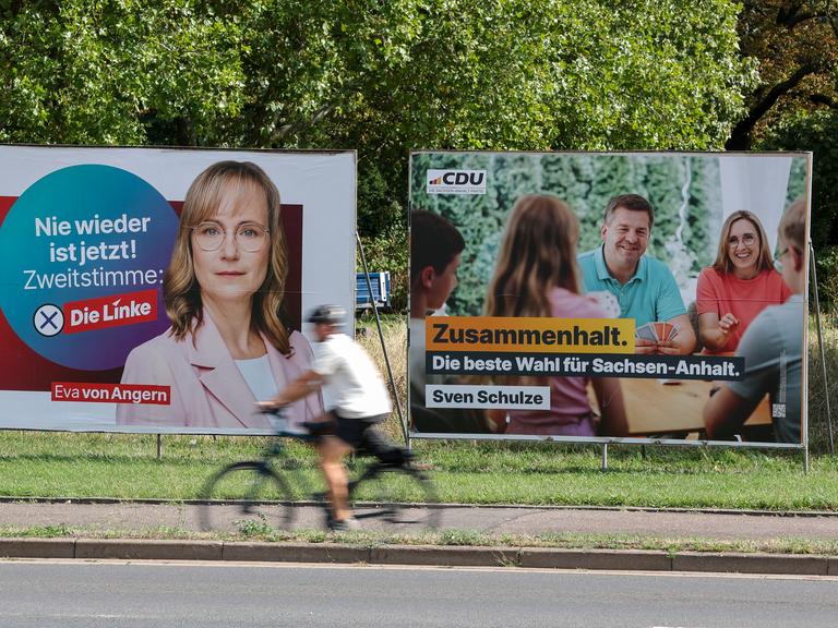 Wahlplakate an einer Straße: Die Linke mit Spitzenkandidatin Eva von Angern und CDU-Ministerpräsident Sven Schulze.