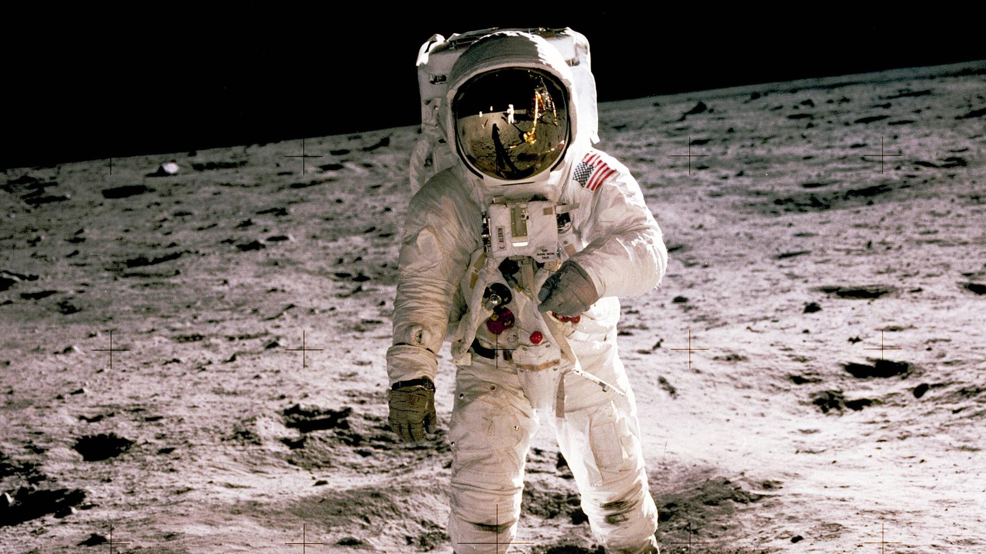 Der US-amerikanische Astronaut Buzz Edwin Aldrin bei seinen ersten Schritten auf dem Mond im Jahr 1969.