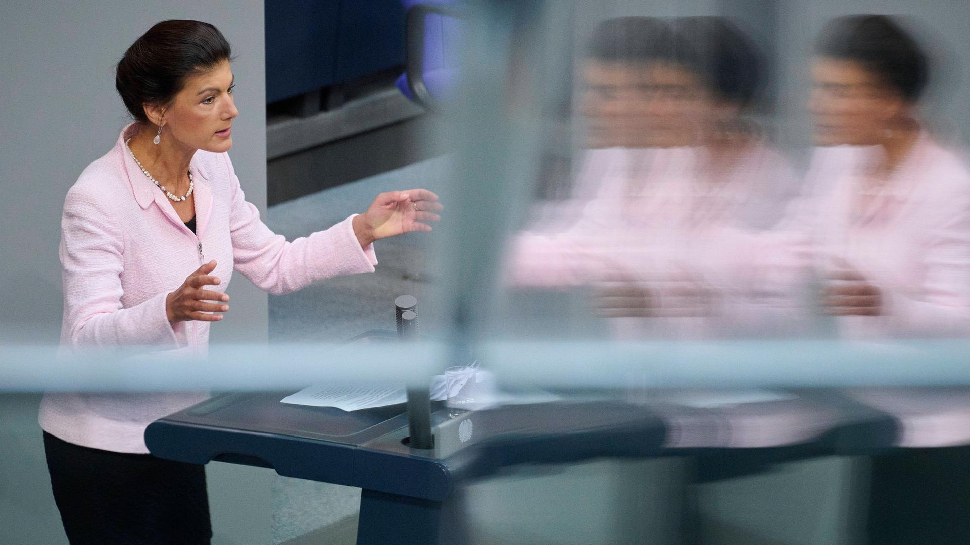 Sahra Wagenknecht steht am Rednerpult des Bundestags. Sahra Wagenknecht steht am Rednerpult des Bundestags.