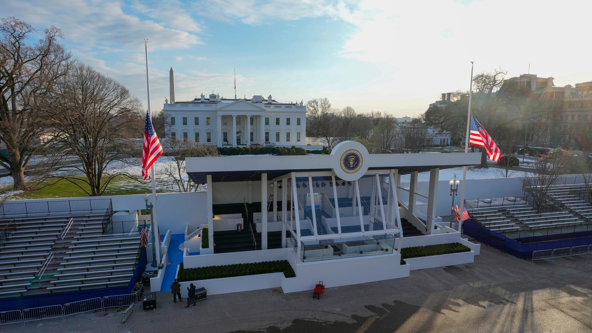 Männer bereiten die Bühne vor, auf der Donald Trump bei seiner Amtseinführung stehen wird. Im Hintergrund ist das Weiße Haus zu sehen. (Aufnahme vom 16. Januar 2024)