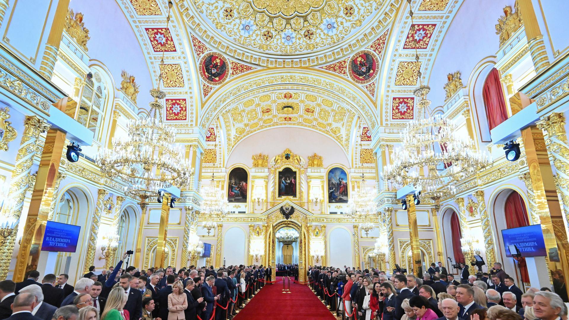 Gäste warten auf die Ankunft des russischen Präsidenten Wladimir Putin zu seiner Amtseinführungszeremonie im Großen Kremlpalast in Moskau. 