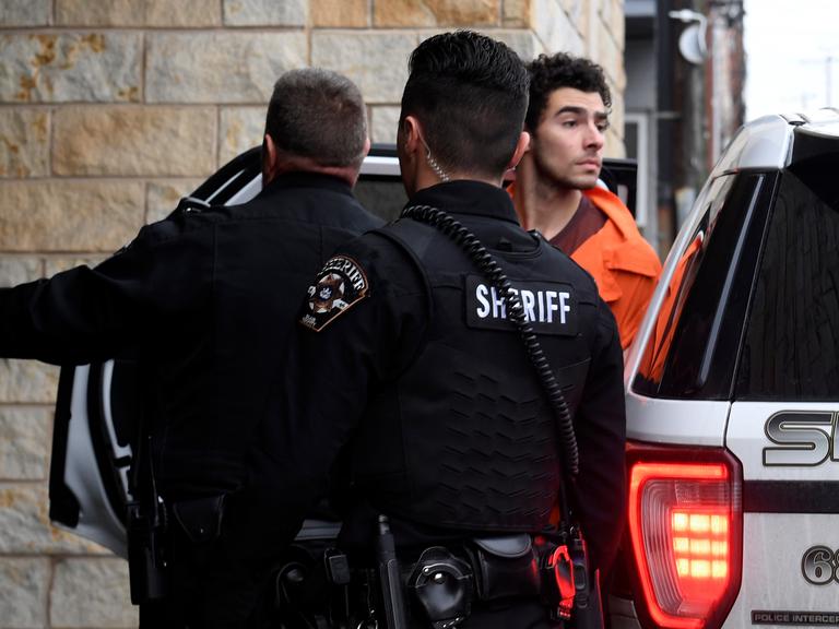 Luigi Nicholas Mangione wird in Begleitung von US-Sheriffs in Hollidaysburg in das Gerichtsgebäude von Blair County gebracht (AP Photo/Gary M. Baranec)