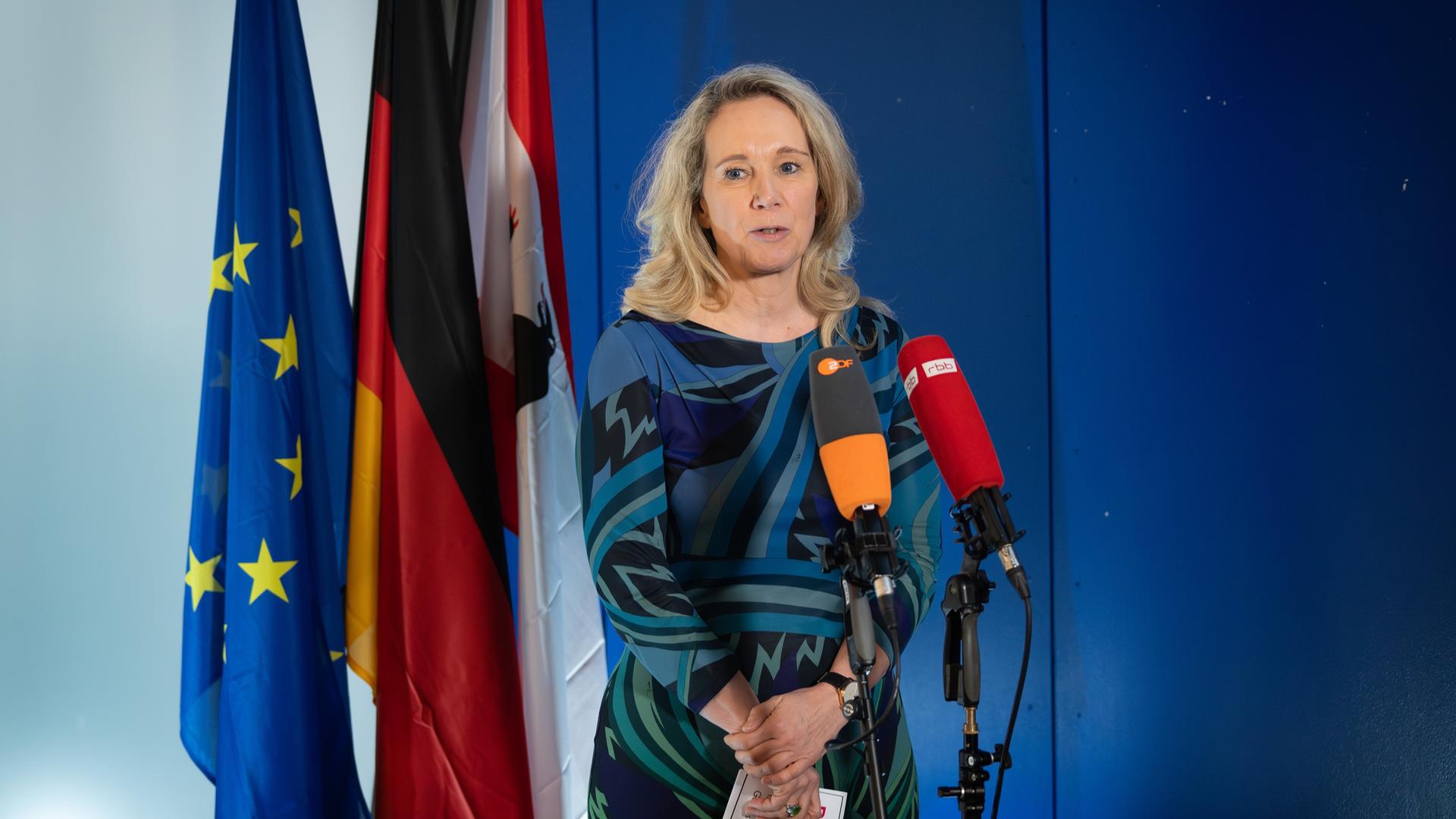 Die parteilose Berliner Kultursenatorin Sarah Wedl-Wilson steht vor Mikrofonen und erklärt ihren Rücktritt. 