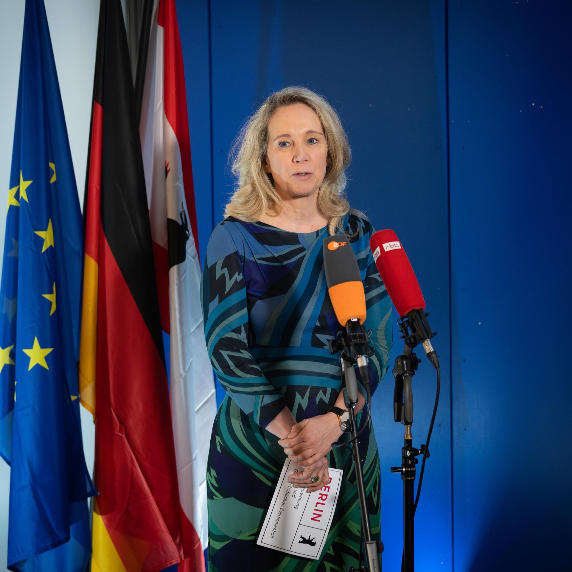 Nach Rechnungshofbericht:Rücktritt von Berlins Kultursenatorin Sarah Wedl-Wilson