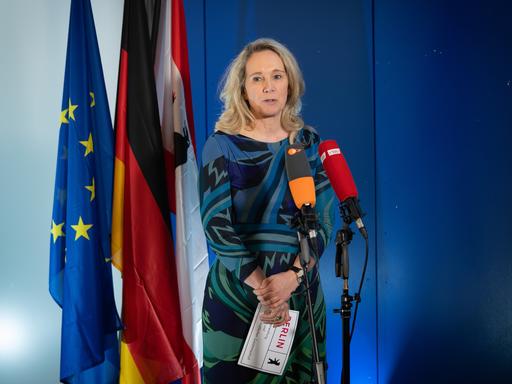 Die parteilose Berliner Kultursenatorin Sarah Wedl-Wilson steht vor Mikrofonen und erklärt ihren Rücktritt. 