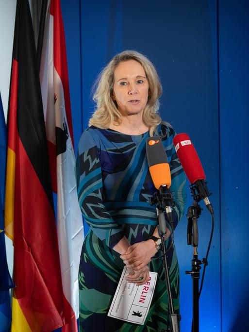 Die parteilose Berliner Kultursenatorin Sarah Wedl-Wilson steht vor Mikrofonen und erklärt ihren Rücktritt. 