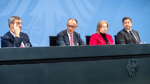 Markus Söder (l-r, CSU), Bundeskanzler Friedrich Merz (CDU), Bärbel Bas (SPD) sowie Lars Klingbeil (SPD), nehmen an der Pressekonferenz nach dem Koalitonsausschuss teil.
