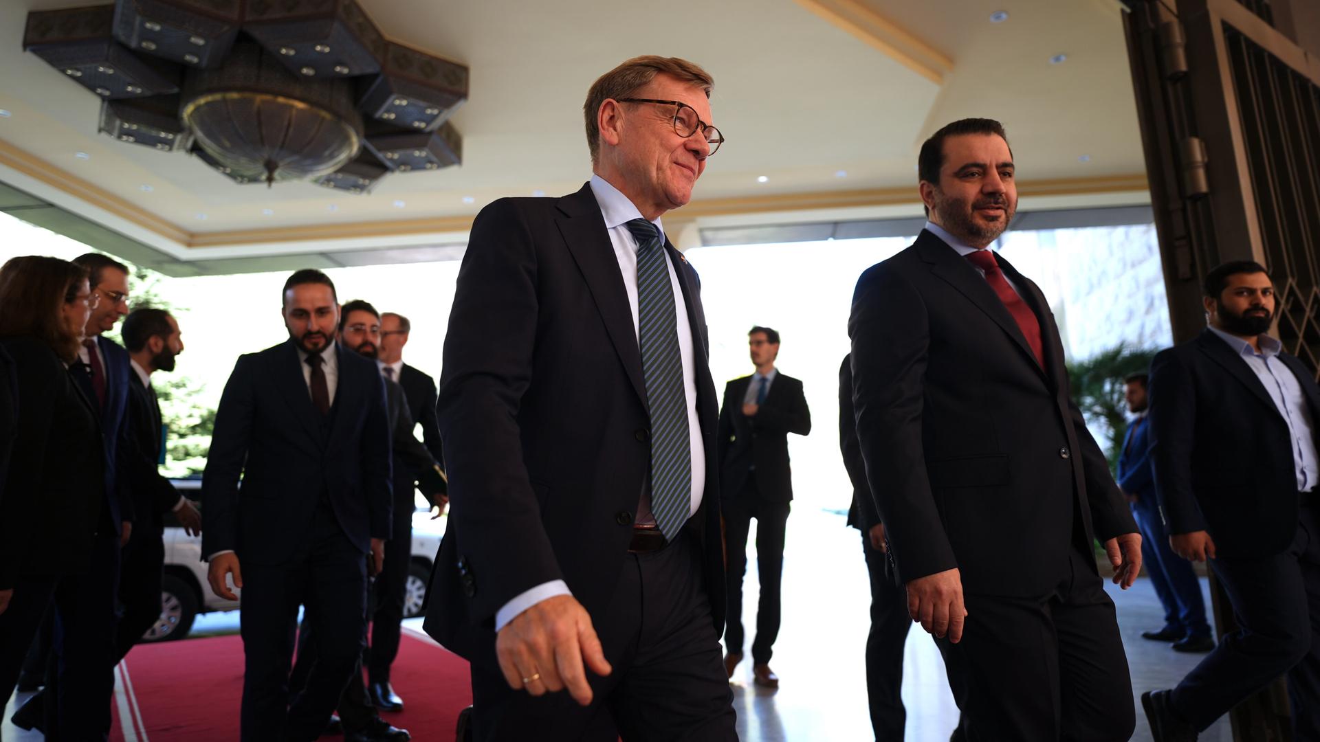 Der deutsche Aaußenminister Johann Wadephul wird in Syrien von lokalen Politikern empfangen. Der deutsche Aaußenminister Johann Wadephul wird in Syrien von lokalen Politikern empfangen.