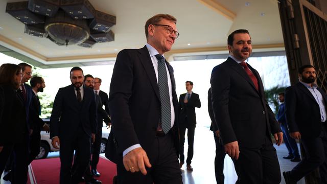 Der deutsche Aaußenminister Johann Wadephul wird in Syrien von lokalen Politikern empfangen.