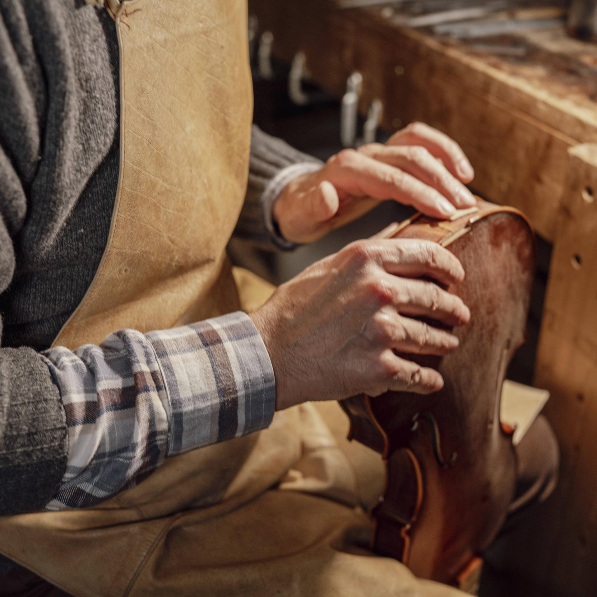 Geigenbauer - "Eine gute Geige ähnelt der menschlichen Stimme"