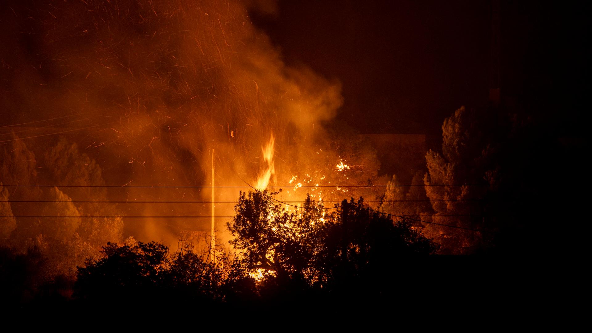 Ein heftiges Feuer mit viel Rauch und Flammen in einem Wald nahe Valencia.