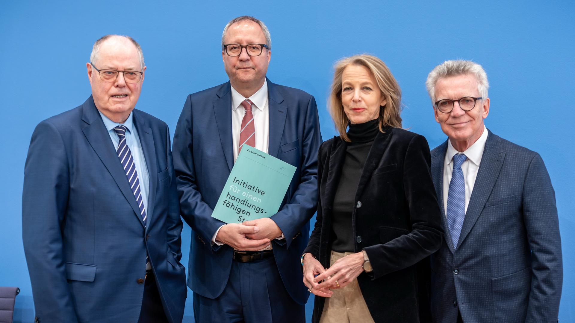 Peer Steinbrück (l-r), Bundesminister a. D., Andreas Voßkuhle, ehemaliger Präsident des Bundesverfassungsgerichts, Julia Jäkel, Medienmanagerin und Aufsichtsrätin, und Thomas de Maizière, Bundesminister a. D., bei Vorstellung des Zwischenberichts der "Initiative für einen handlungsfähigen Staat"