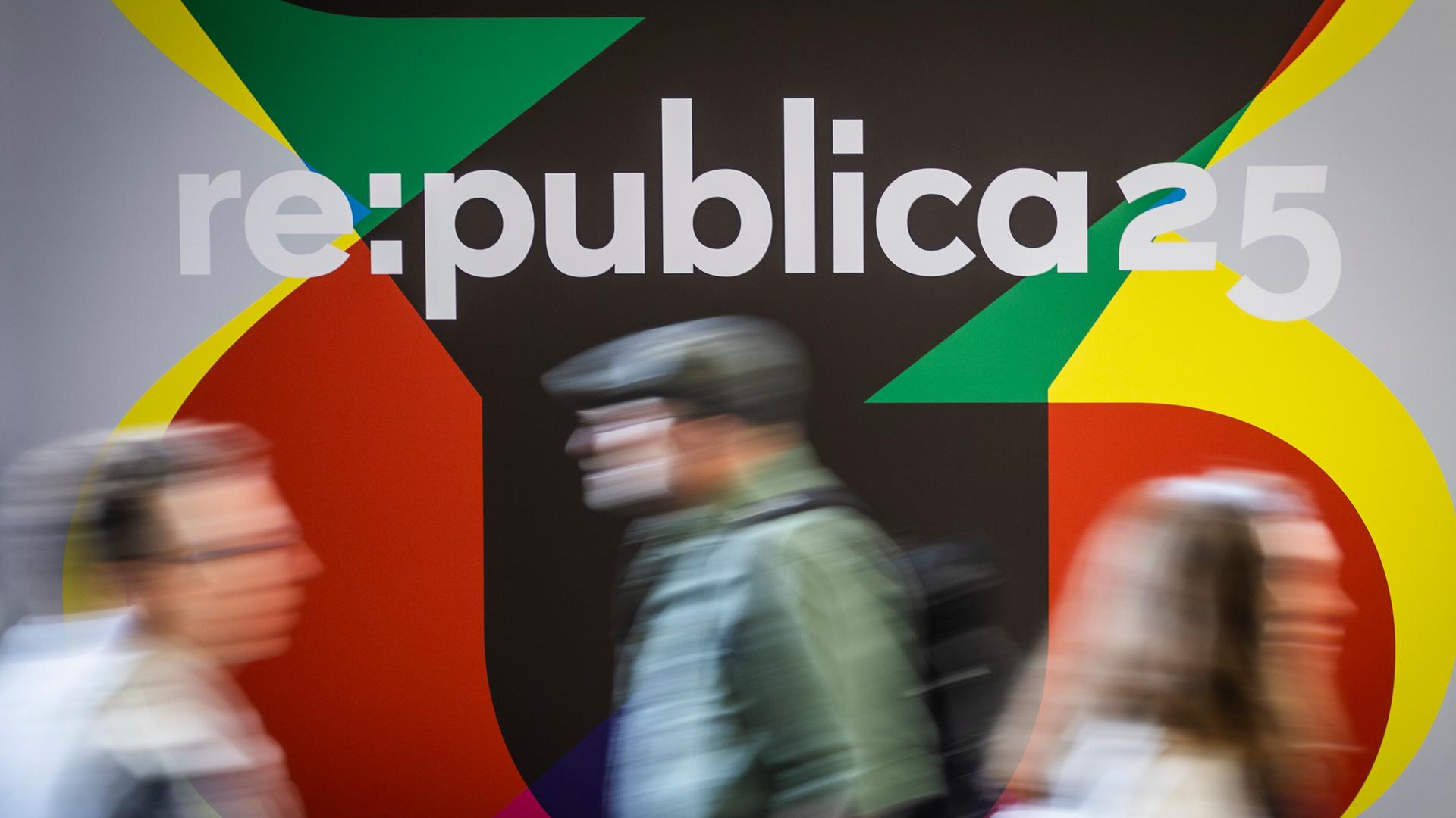 Das Logo der Digitalmesse Repbublica 2025 vor Menschen in Bewegung, die nur unscharf zu erkennen sind. Das Logo der Digitalmesse Repbublica 2025 vor Menschen in Bewegung, die nur unscharf zu erkennen sind.