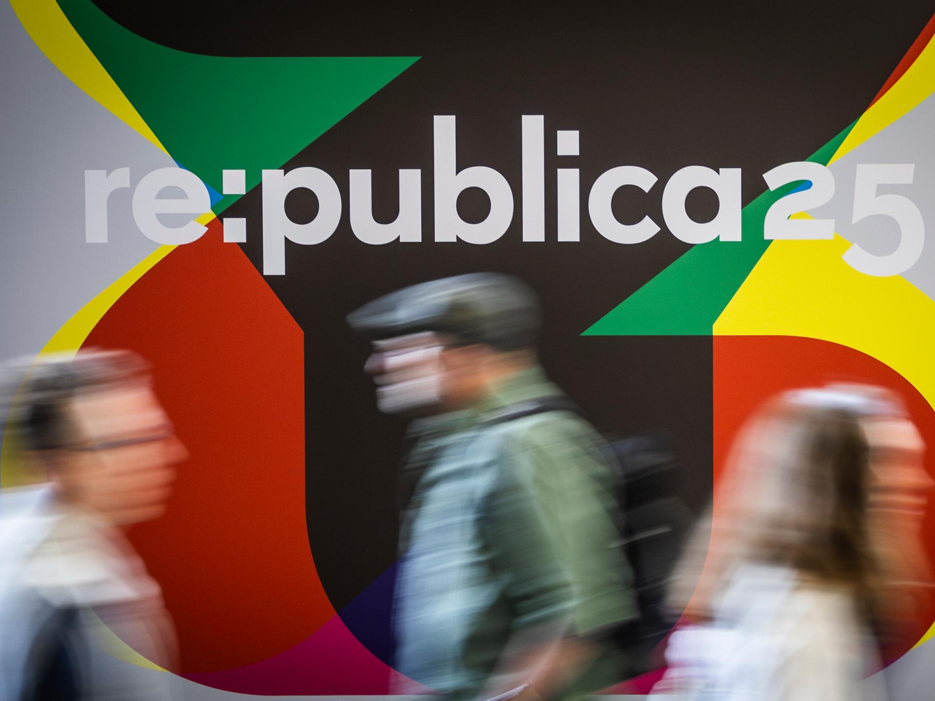 Das Logo der Digitalmesse Repbublica 2025 vor Menschen in Bewegung, die nur unscharf zu erkennen sind.