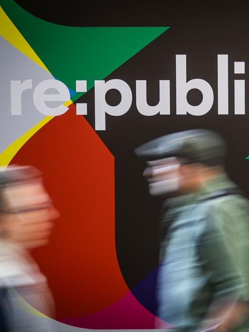 Das Logo der Digitalmesse Repbublica 2025 vor Menschen in Bewegung, die nur unscharf zu erkennen sind.