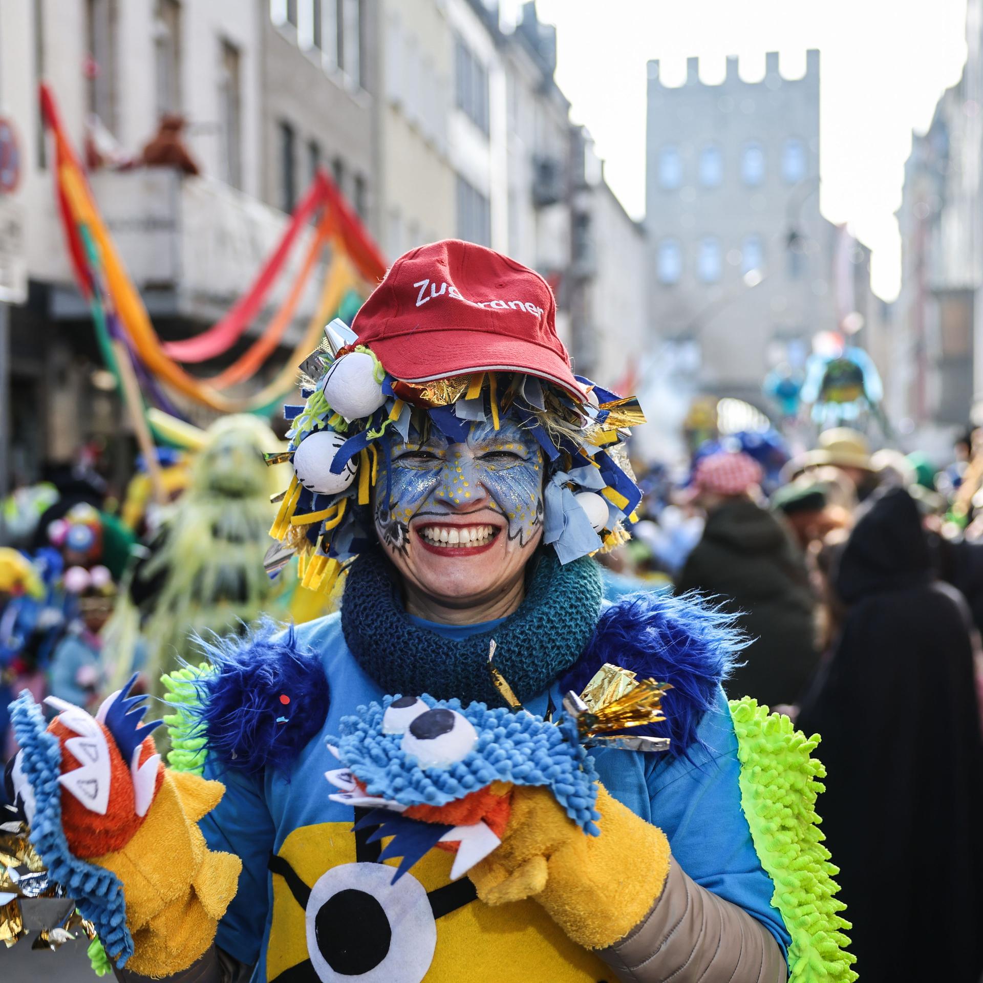 Schüler und Lehrer nehmen in Köln an den Schull- und Veedelszöch (Schul- und Stadtteiltumzüge) teil.