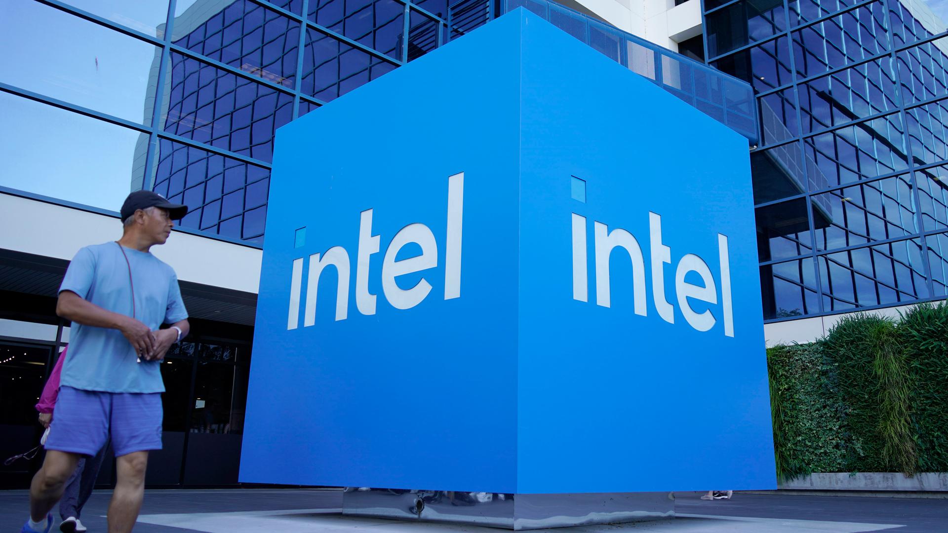 Vor der Firmenzentrale von Intel in Santa Clara, Kalifornien, ist ein großes Intel-Logo zu sehen.