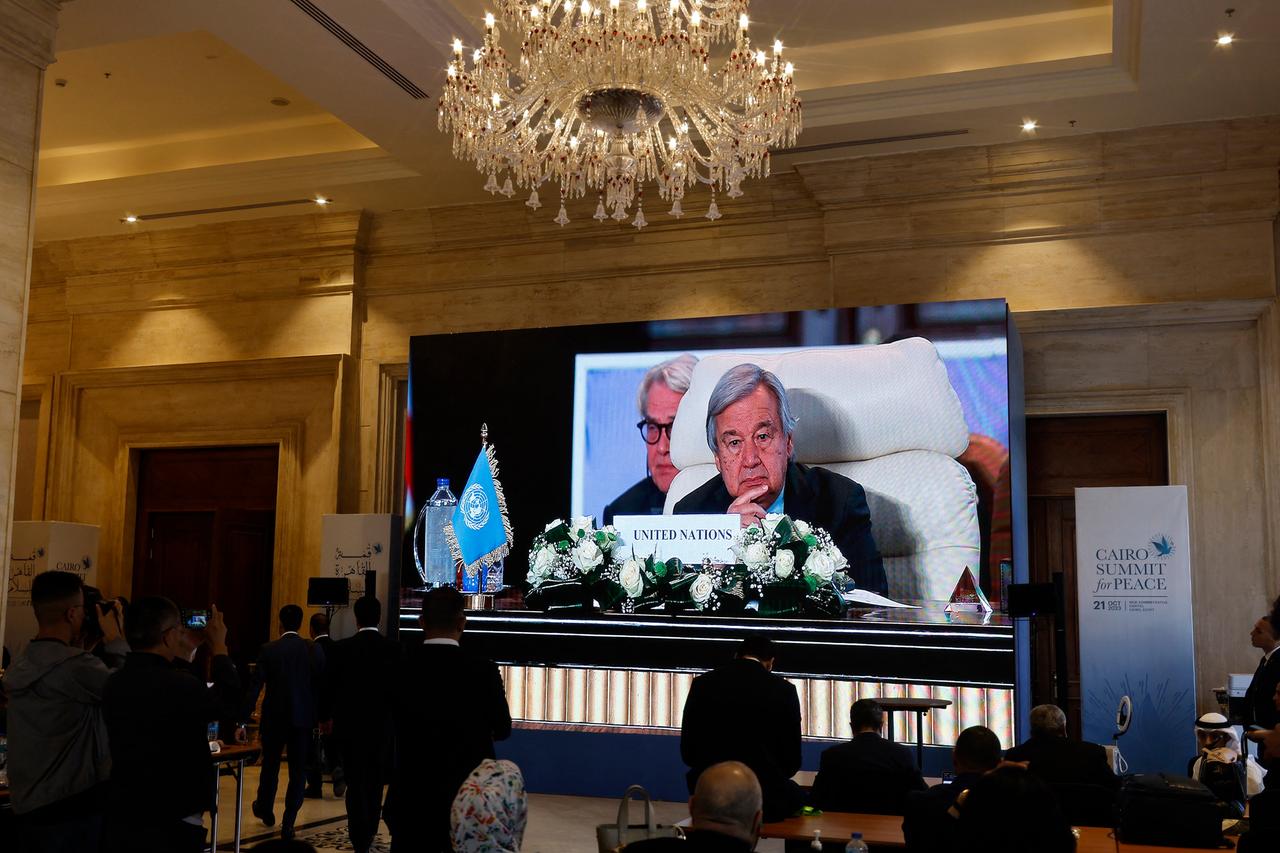 Journalisten verfolgen die Rede von UNO-Generalsekretär Guterres beim "Friedensgipfel" in Kairo auf einer großen Leinwand. 