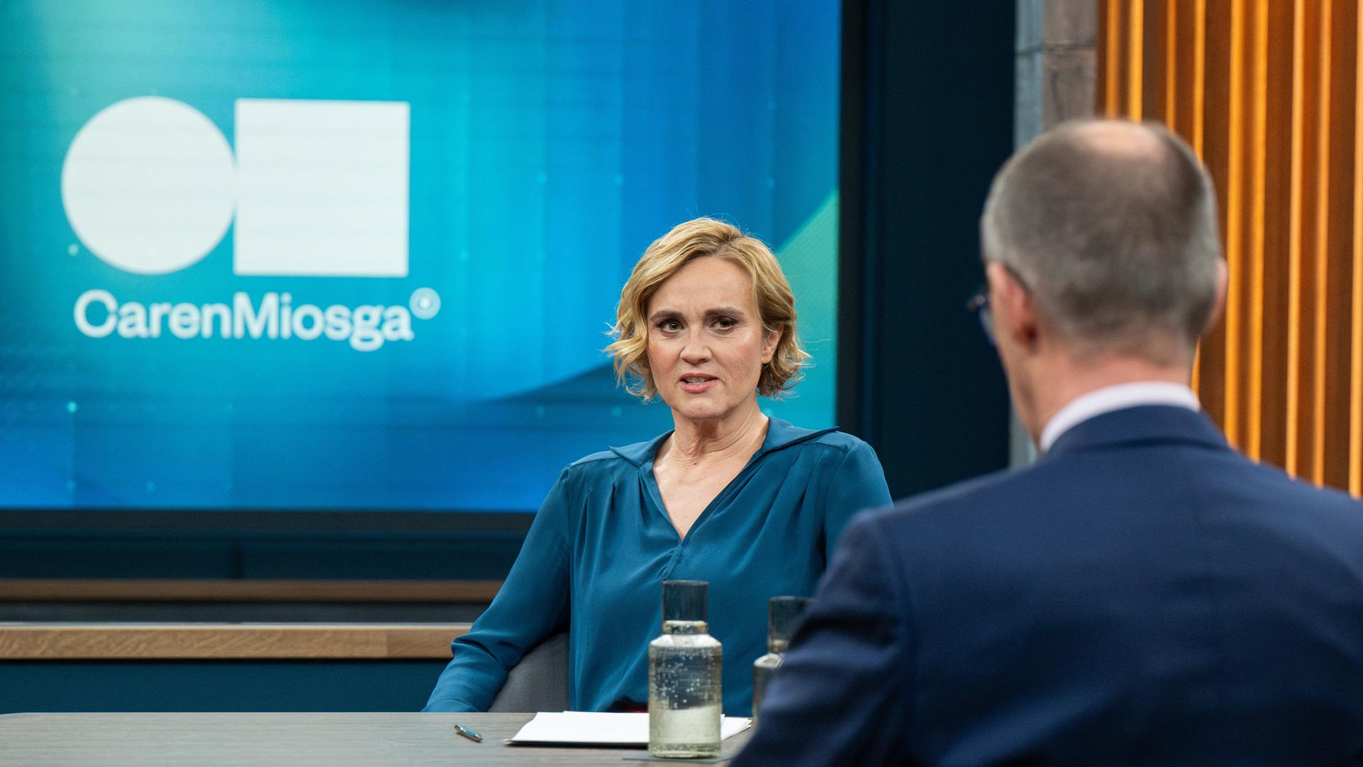 Caren Miosga (l), Moderatorin, spricht vor Beginn der Aufzeichnung ihrer Polittalk-Sendung "Caren Miosga" mit ihrem Gast, dem CDU-Bundesvorsitzenden Friedrich Merz