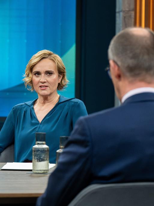 Caren Miosga (l), Moderatorin, spricht vor Beginn der Aufzeichnung ihrer Polittalk-Sendung "Caren Miosga" mit ihrem Gast, dem CDU-Bundesvorsitzenden Friedrich Merz