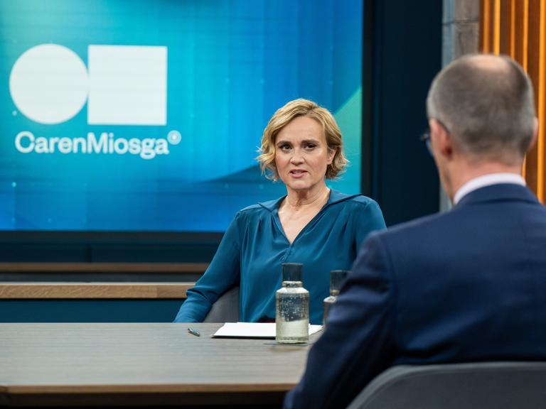 Caren Miosga (l), Moderatorin, spricht vor Beginn der Aufzeichnung ihrer Polittalk-Sendung "Caren Miosga" mit ihrem Gast, dem CDU-Bundesvorsitzenden Friedrich Merz